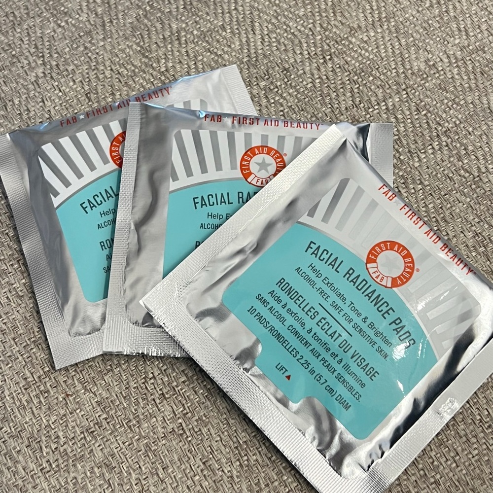 First Aid Beauty Facial Radiance Pads with Glycolic + Lactic Acids 30 Pads